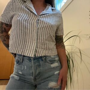 Very j. Button front shirt with collar. Cotton and hemp blend.